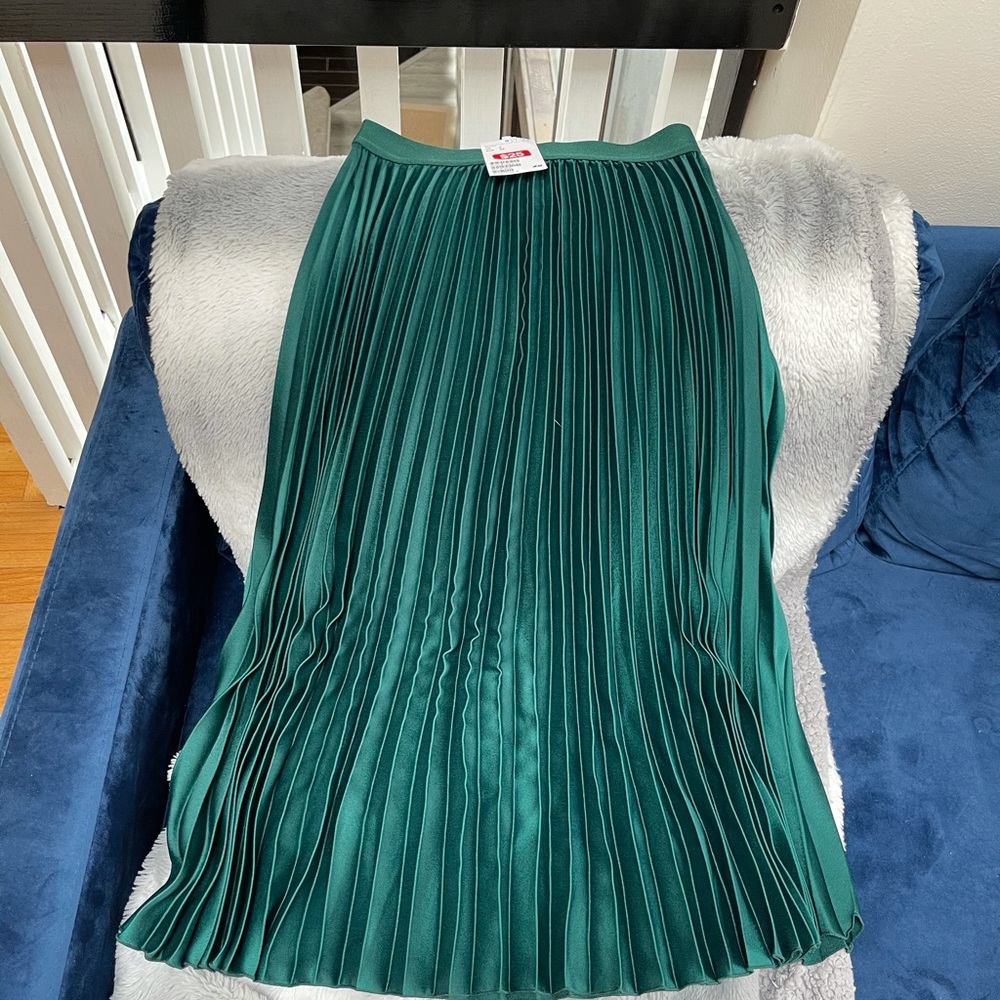 H&M emerald green pleated skirt